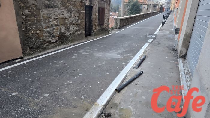 Capodanno esplosivo in via del Veltro: paletti distrutti e resti ovunque