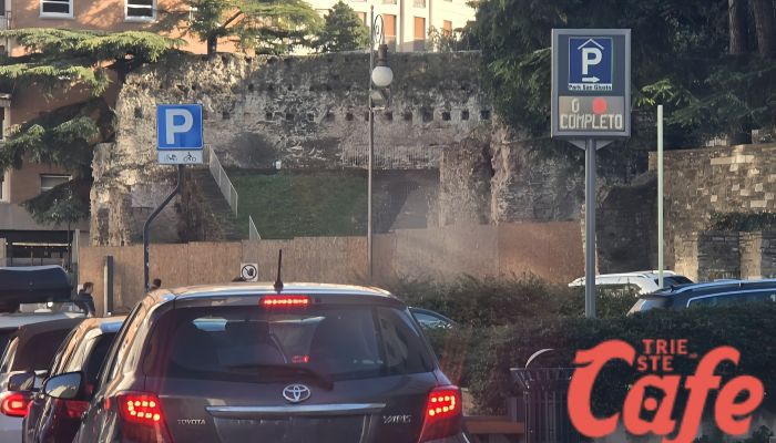 Park San Giusto pieno, code e traffico in via del Teatro Romano: Trieste brilla ancora nel 2025