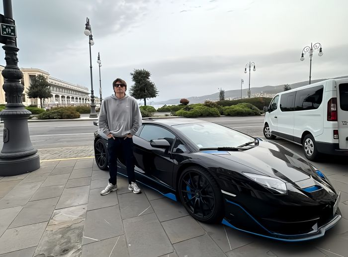 Supercar e sarcasmo sulle Rive: Angelo Duro sorprende Trieste con uno scatto unico