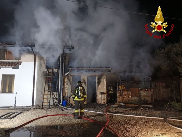 Incendio in Fvg: legnaia in fiamme, intervento massiccio dei Vigili del fuoco
