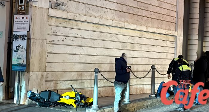 Via Procureria, centauro perde il controllo: trasportato a Cattinara