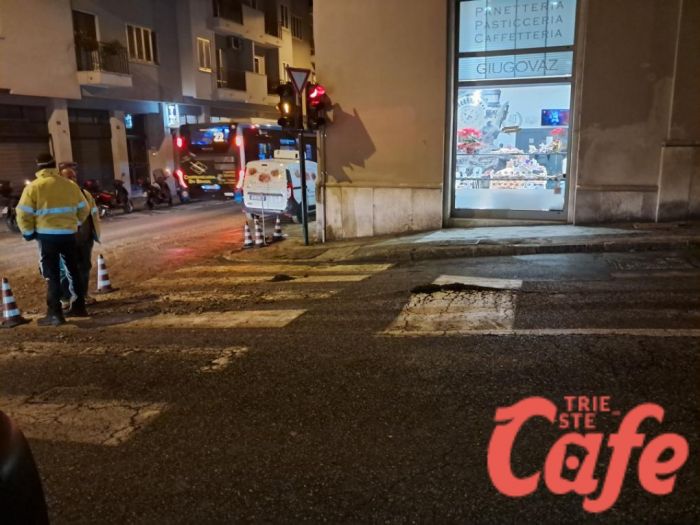 Esplode un tubo in via Pascoli: residenti senza acqua e tecnici già al lavoro (VIDEO) 