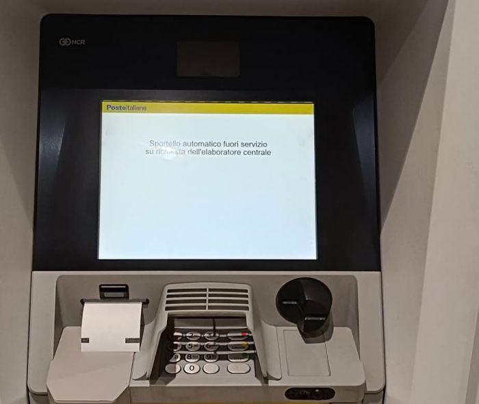 'Impossibile prelevare in diverse zone della città, sportelli bancomat fuori servizio' 