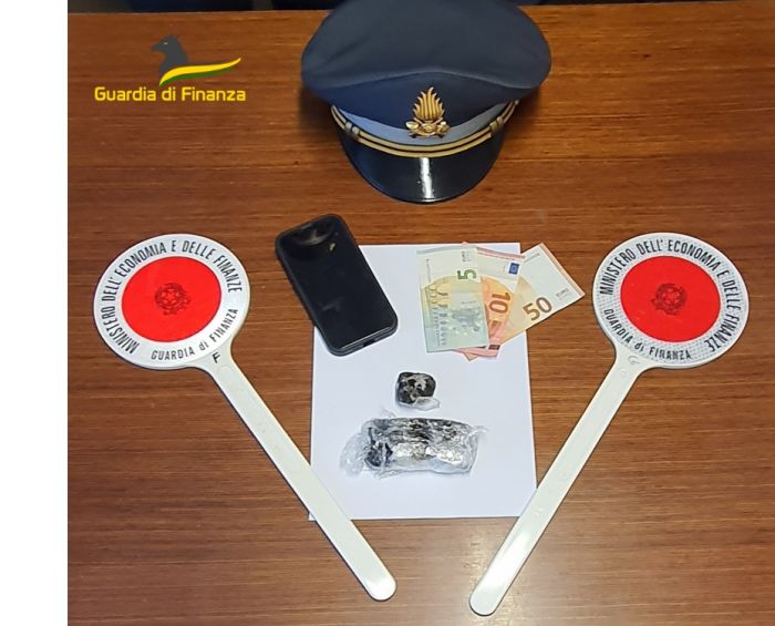Fvg, brillante operazione della Finanza, 'beccato' giovane con 100 grammi di hashish