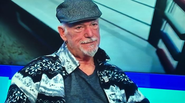 "Autenticità e stile": Seba venerdì sorprende e incanta con cappellino grigio e camicia astratta
