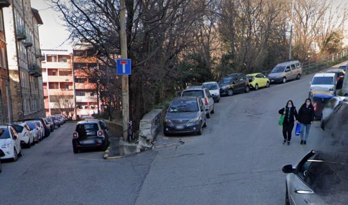 Notte di paura in Ponziana, finestrino rotto e documenti rubati; appello disperato di una triestina