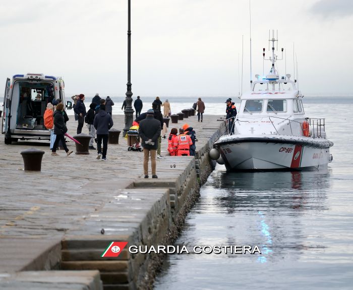 30enne cade dal Molo Audace, il tempestivo intervento della Guardia Costiera evita il peggio 