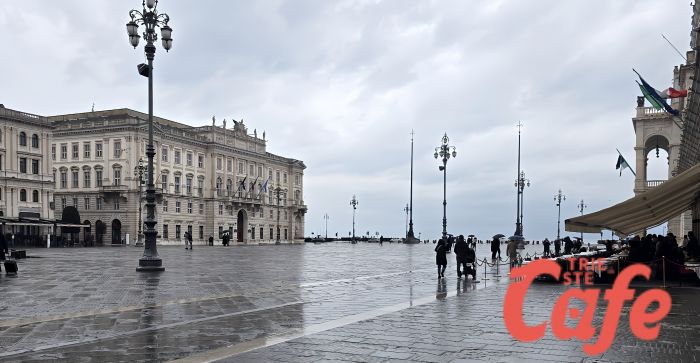 Una Trieste malinconica, piazza Unità vuota nell'ultima domenica di gennaio