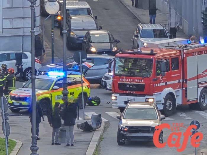 Scontro tra auto e moto davanti al tribunale: traffico bloccato in via del Coroneo