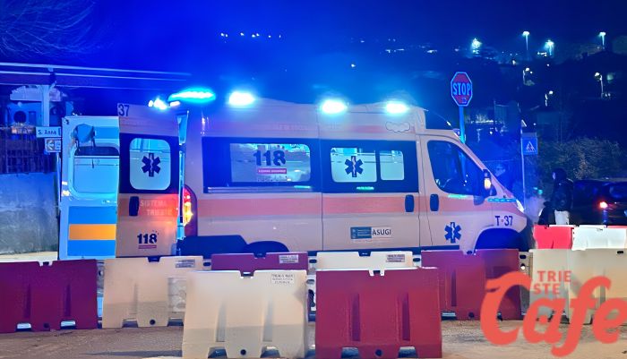 Schianto in via Costalunga: motociclista contro auto, portato via in barella