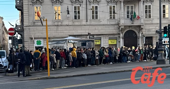 Tutti pazzi per il Tram di Opicina: lunghe file al capolinea, l’entusiasmo non si spegne!