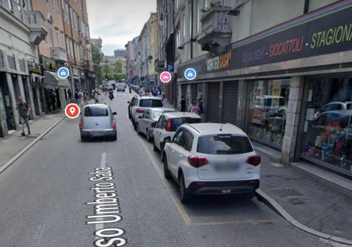 Violenza in pieno centro: donna spinta a terra in Corso Saba, si cerca l’aggressore