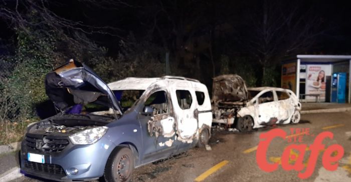 Ancora fuoco in città: auto incenerite nella notte in via Erta Sant’Anna, residenti preoccupati