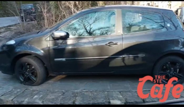 Notte di vandalismi in viale Cacciatore: in dieci trovano l’auto con le gomme tagliate