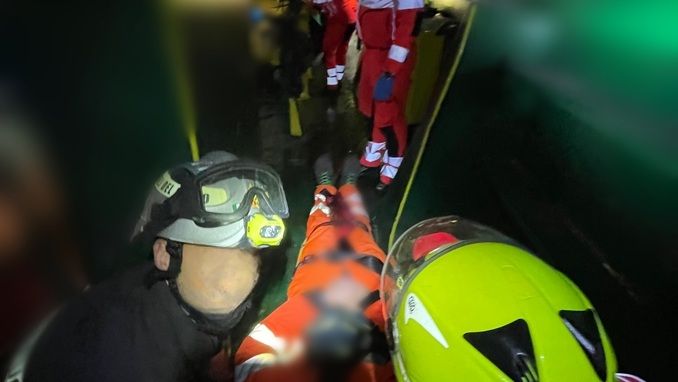 Porto Nuovo, paura sul ponte di una nave: precipita da 5 metri, soccorso sospeso in aria