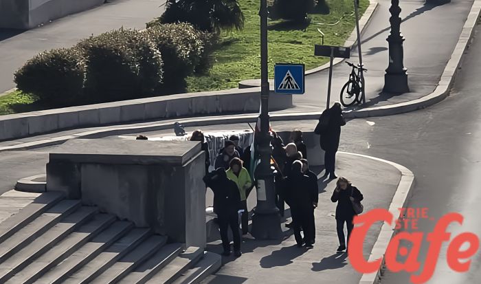 Presidio No Green Pass a Trieste: protesta fuori dal tribunale per il processo sullo sgombero del porto