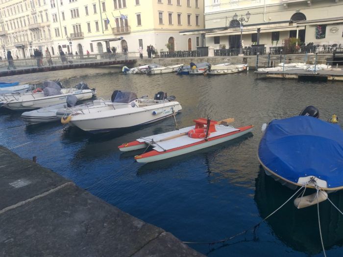Un pattino in Canal Grande: l'insolita vista che incuriosisce i passanti
