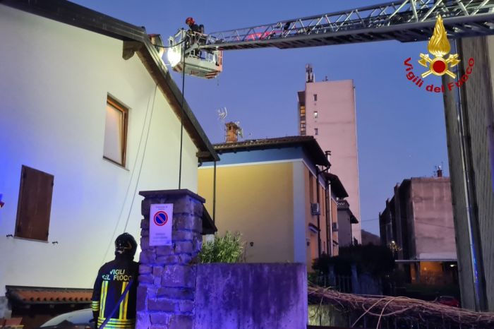Fiamme dal camino in via San Pelagio: intervento dei vigili del fuoco a Trieste (VIDEO) 