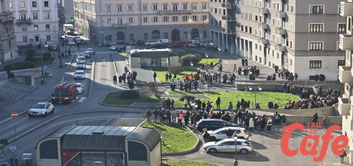 Centro bloccato a Trieste: traffico impazzito tra incidente e evacuazione del tribunale