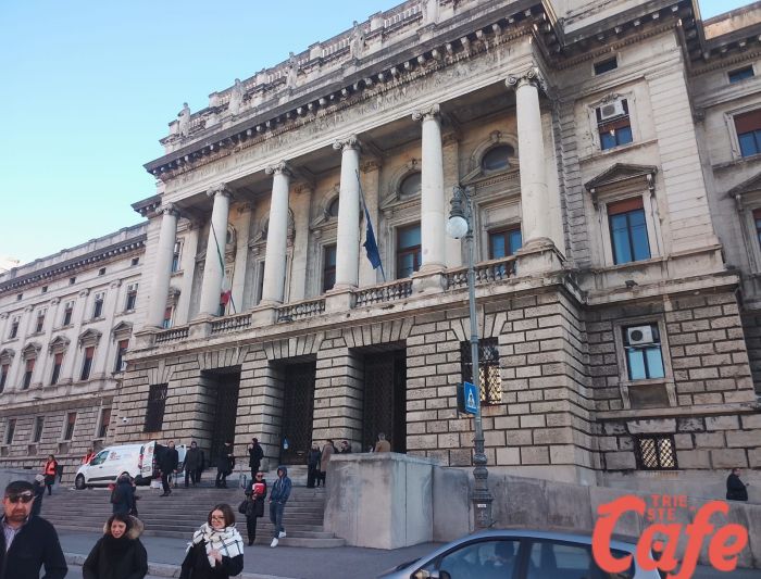 Trieste, allarme bomba rientrato: evacuazione conclusa