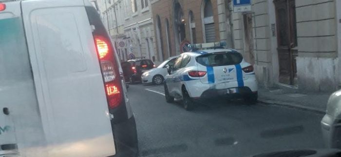 Via del Bosco paralizzata e Galleria Sandrinelli chiusa: cittadini in balia del traffico