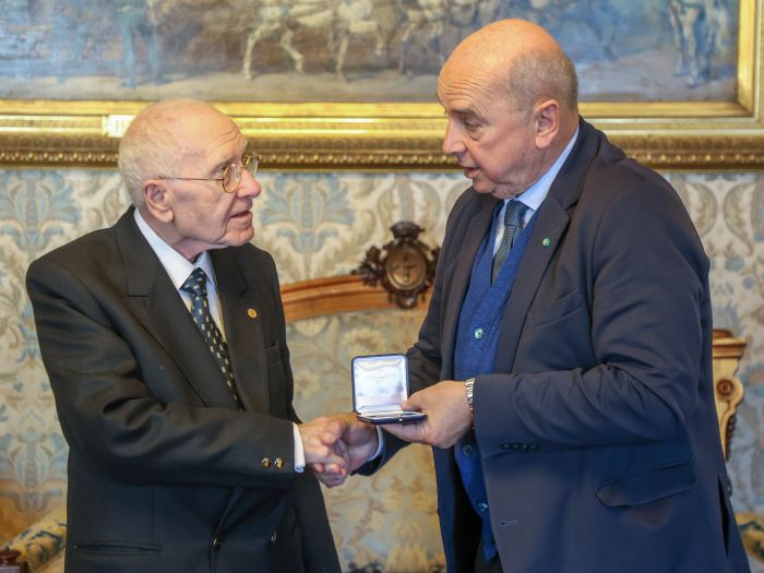 Trieste premia il "Poeta dei due Golfi": Cosimo Cosenza riceve la medaglia bronzea