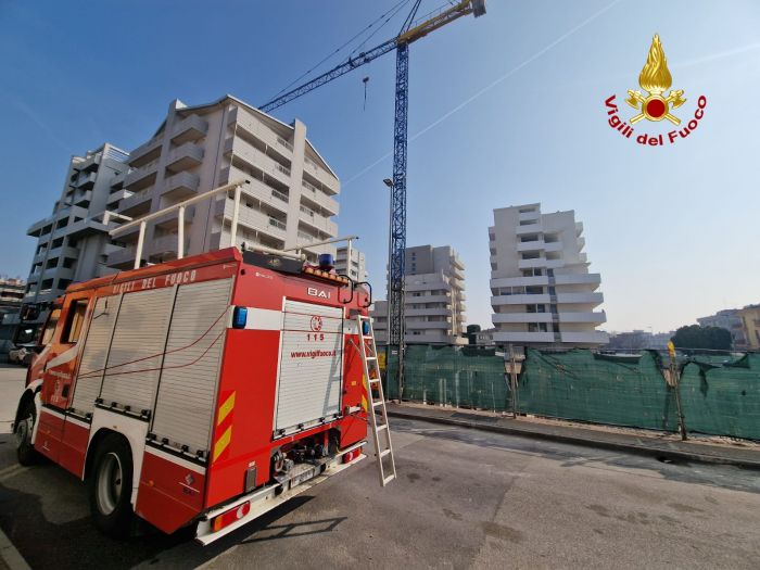 Incidente mortale a Sottomarina: giovane operaio colpito da un pannello di ferro muore sul colpo