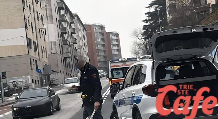 Incidente in Campi Elisi: scooter contro auto, ferito trasportato a Cattinara