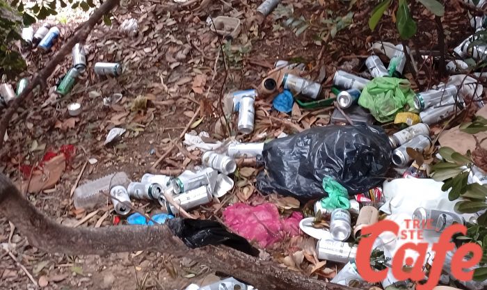 Degrado sulla ciclabile di via Orlandini: rifiuti e lattine abbandonati, residenti chiedono interventi