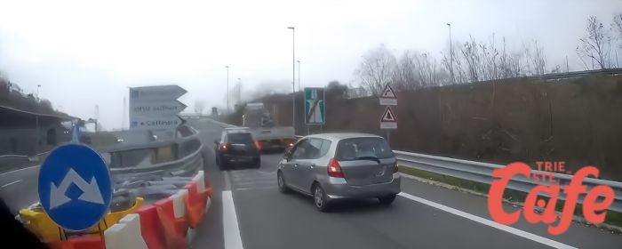 Paura sull'uscita di Cattinara: camion in retromarcia sulla rampa di accesso! (VIDEO) 