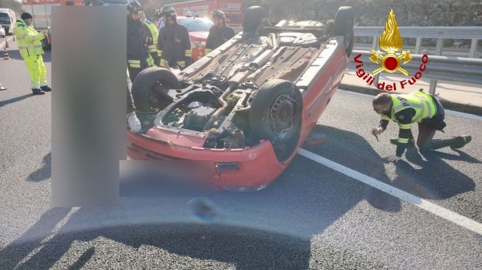 Auto si cappotta sul raccordo autostradale tra Fernetti e Prosecco: conducente a Cattinara 