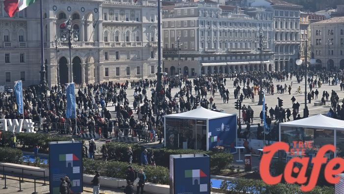 Trieste si veste a festa: piazza Unità gremita tra maschere, coriandoli e orgoglio nazionale