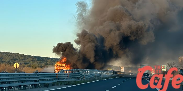 Camion in fiamme in autostrada dopo Prosecco: camionista a Cattinara 