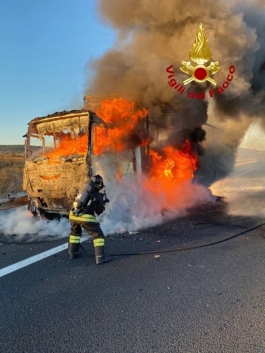 Incendio su RA13: autoarticolato in fiamme vicino Prosecco, intervento in corso