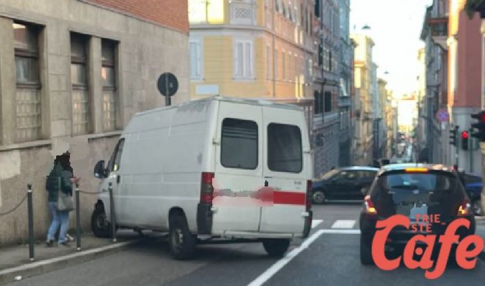 Incidente in via Ginnastica: furgone colpisce un’auto ferma al semaforo e finisce sui paletti