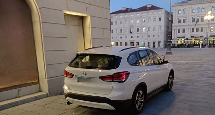 Triestino infuriato: "Parcheggio selvaggio in piazza Unità: auto posteggiata sull’area pedonale'