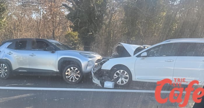 Schianto sulla RA13 dopo la galleria di Prosecco: traffico rallentato, intervento del 118