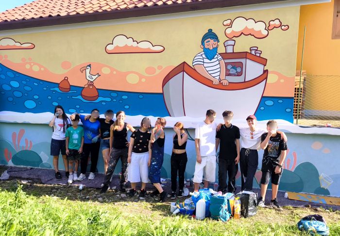 “Potremmo essere dappertutto, e invece siamo qui”: sulla Cottur il murales dei ragazzi che scelgono la bellezza