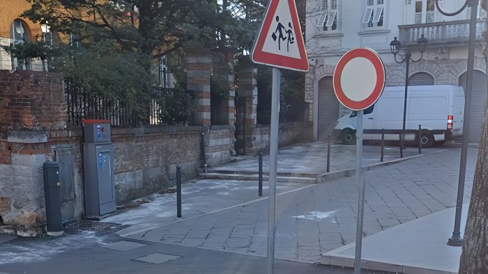 "Strisce pedonali cancellate davanti a scuola di Opicina, nessuna auto si ferma. Pericoloso per i ragazzi"