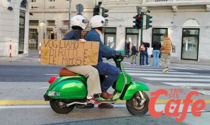 8 marzo, messaggio in moto per le vie di Trieste: "Vogliamo i diritti e le mimose"