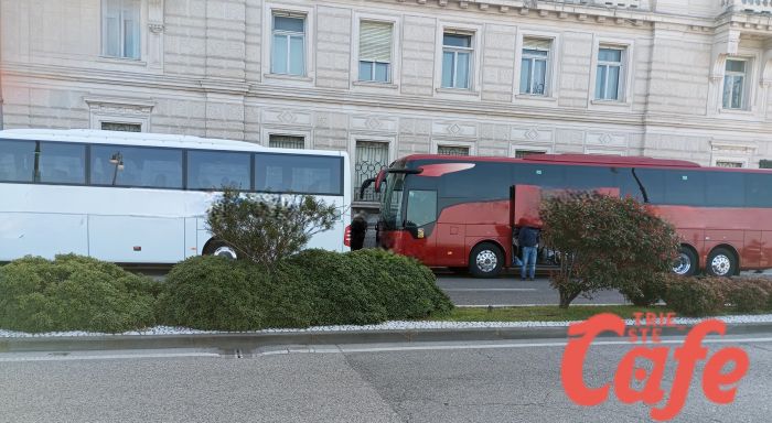 Sosta selvaggia in piazza Unità: bus turistici occupano gli stalli del TPL, traffico in tilt