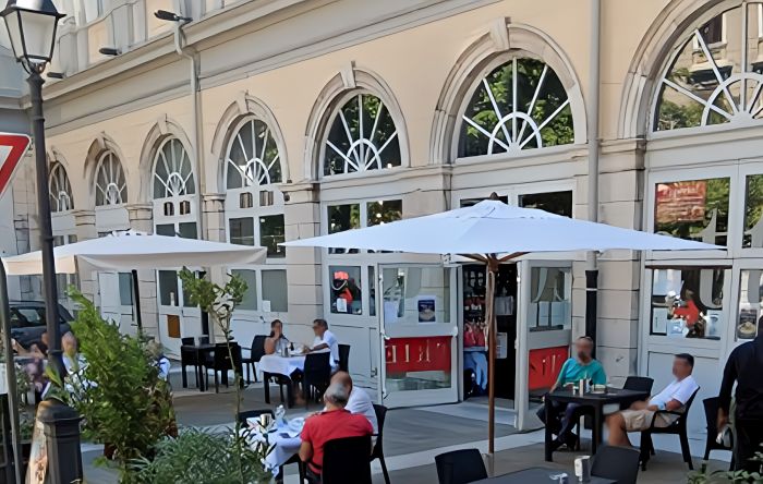 Raid vandalico in viale XX Settembre, danneggia la vetrina del bar Politeama con una sbarra
