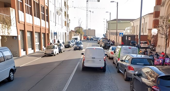 Via dell'Istria, ragazzina pestata davanti a un branco di spettatori: la denuncia di Antonio Parisi