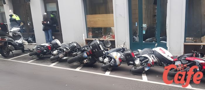 Strike in via Madonnina: nove scooter a terra, indaga la Polizia Locale