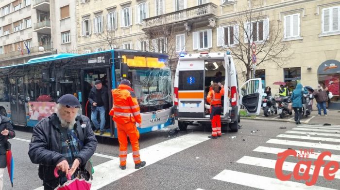 Schianto in via Battisti: ambulanza, bus e auto coinvolti, cinque feriti