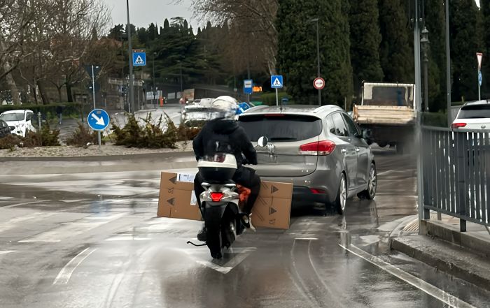 Trasporto totalmente illegale da equilibrista su due ruote in via dell'Istria