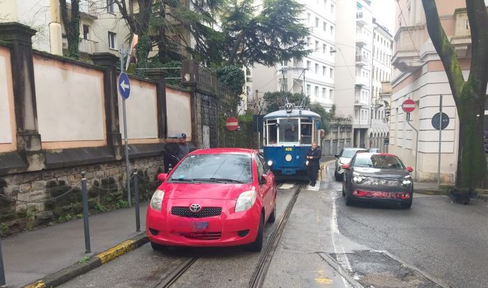 Tram bloccato per 20 minuti in piazza Casali: auto parcheggiata sulle rotaie ferma il servizio