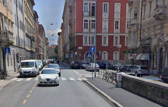 Guardia giurata fuori servizio soccorre anziana caduta in via Udine: "Nessuno si è fermato"