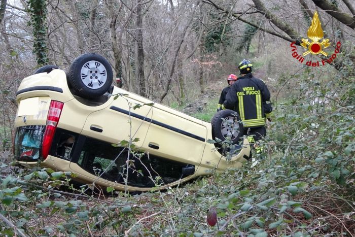 Incidente a Contovello: auto cappottata sul sentiero Alpe Adria Trail, 76enne a Cattinara 