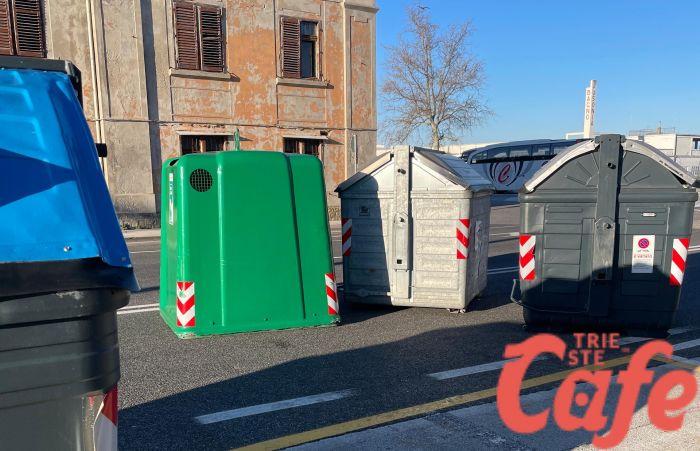 Caos rifiuti in Riva Traiana: cassonetti in mezzo alla strada creano pericoloso slalom